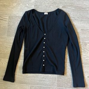 Aritzia Wilfred pearl long sleeve. Size small. Black. Good condition.